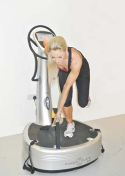 Single leg squat with cross-body handle hold